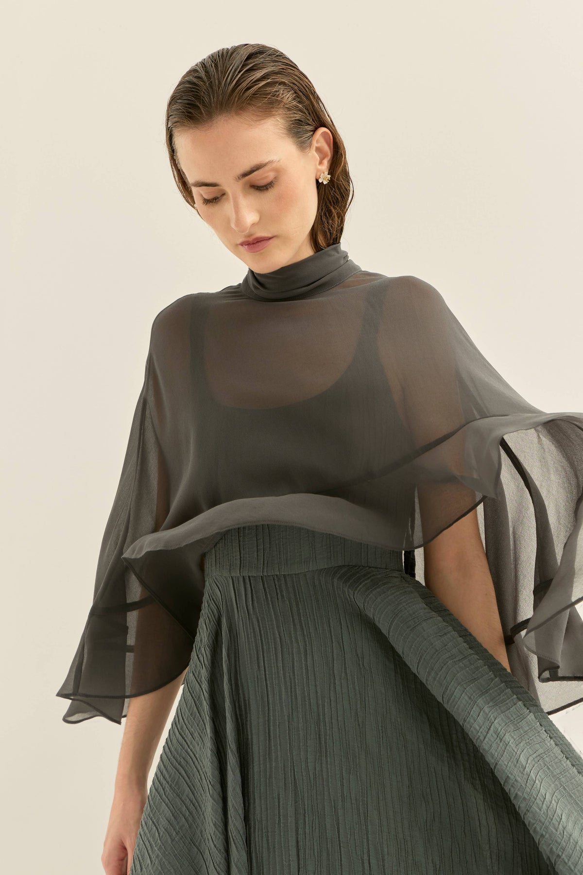 Bruna Leo Cape