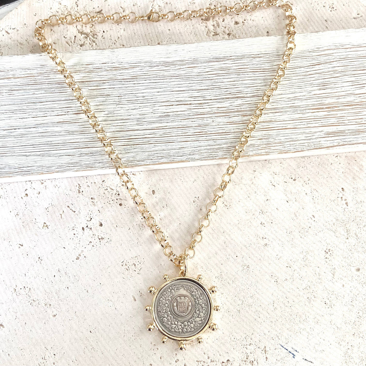 Simple French coin necklace rolo chain: Le monde